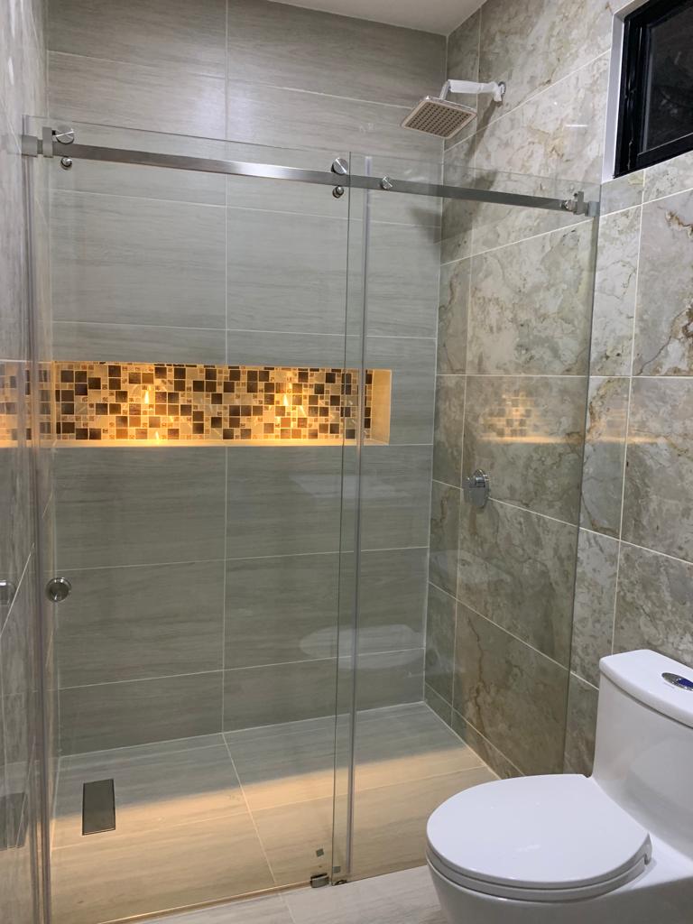 División de baño con accesorios importados. Cúcuta